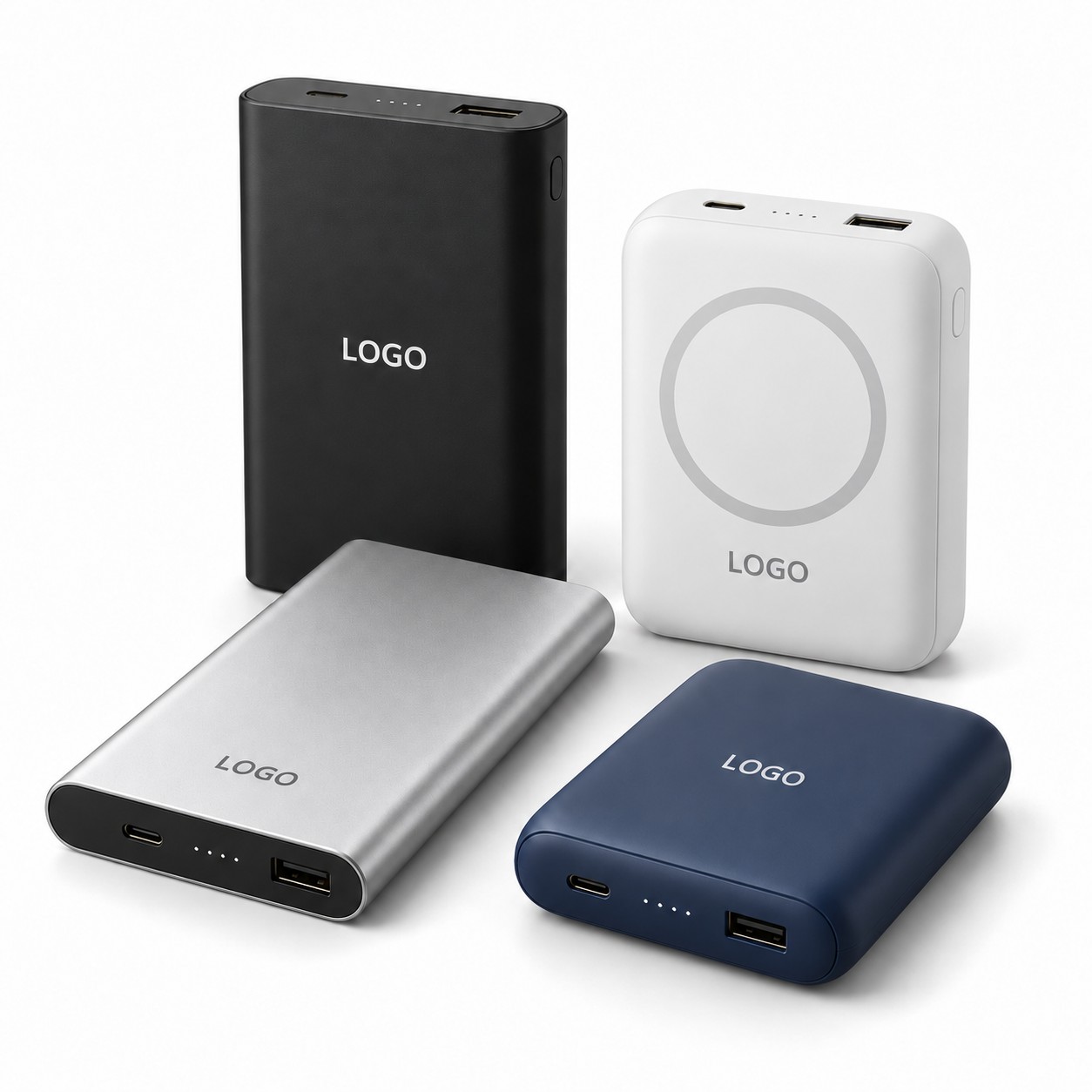Vier Powerbanks in Schwarz, Weiß, Silber und Blau mit beispielhaftem Logoaufdruck
